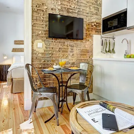 Downtown Lovers Apartments: Costa Do Castelo * Lissabon