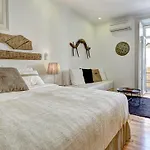Downtown Lovers Apartments: Costa Do Castelo Apartment