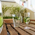 Downtown Lovers Apartments: Costa Do Castelo * Lisbon