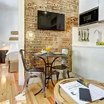Downtown Lovers Apartments: Costa Do Castelo * Lisbon